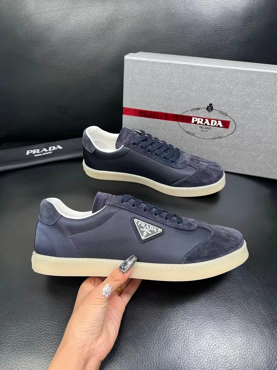 P380 38-45 Prada Prada’s new men’s leather sneakers, the highest version on the market, any comparison is welcome🆚! The original leather has excellent texture and is super high-end! Fetal sheep net lining imported from Italy, removable pad! Luxurious materials and fine workmanship, highly recommended! No. 058